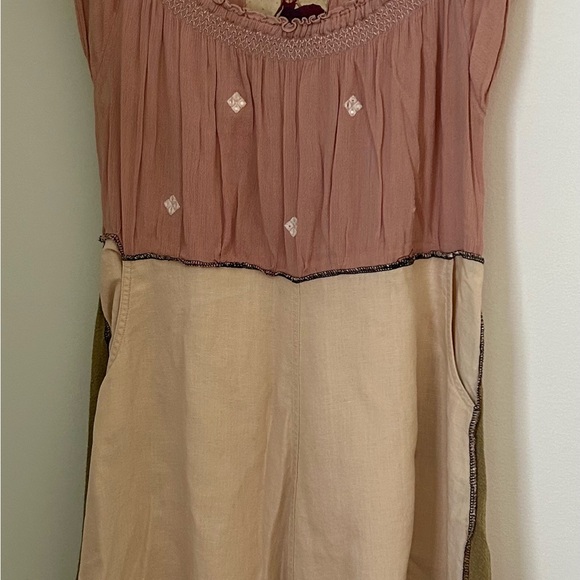 Elegant Two-Tone Midi Dress - Picture 4 of 7